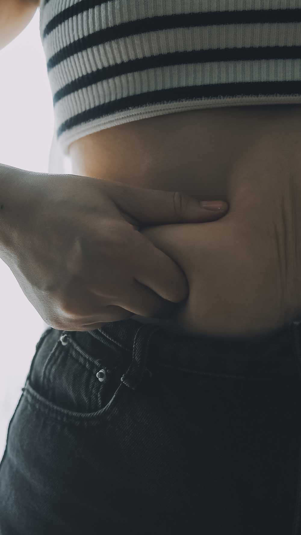 Qué hay detrás de la grasa abdominal